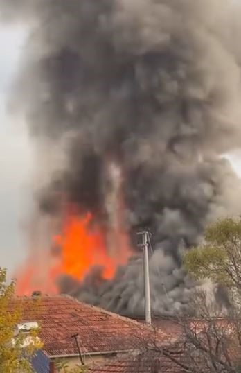 Anne ve oğlunun yaşadığı 2 bitişik ev yangında kullanılamaz hale geldi
