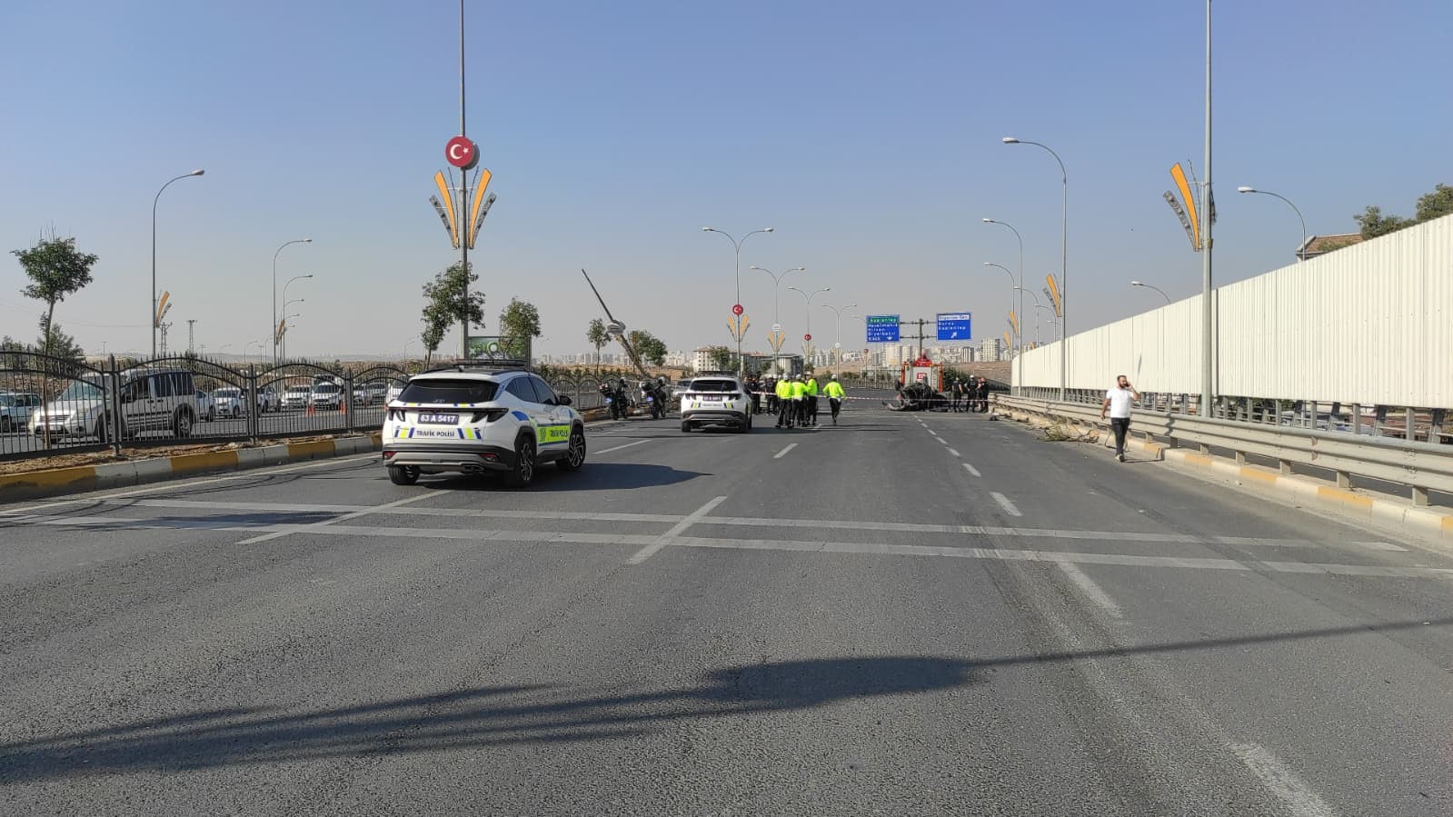 Refüjü aşan otomobil araçların arasına daldı: 3’ü ağır 5 yaralı