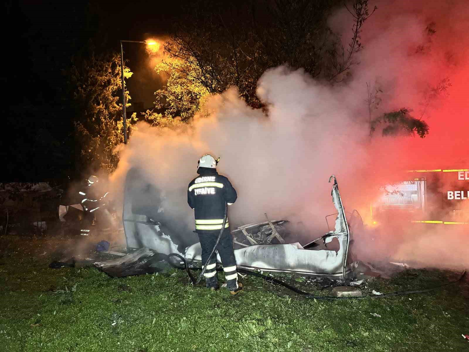 Masal gibi olay: Annesinin mezarına gitti &ouml;l&uuml;mden kurtuldu
