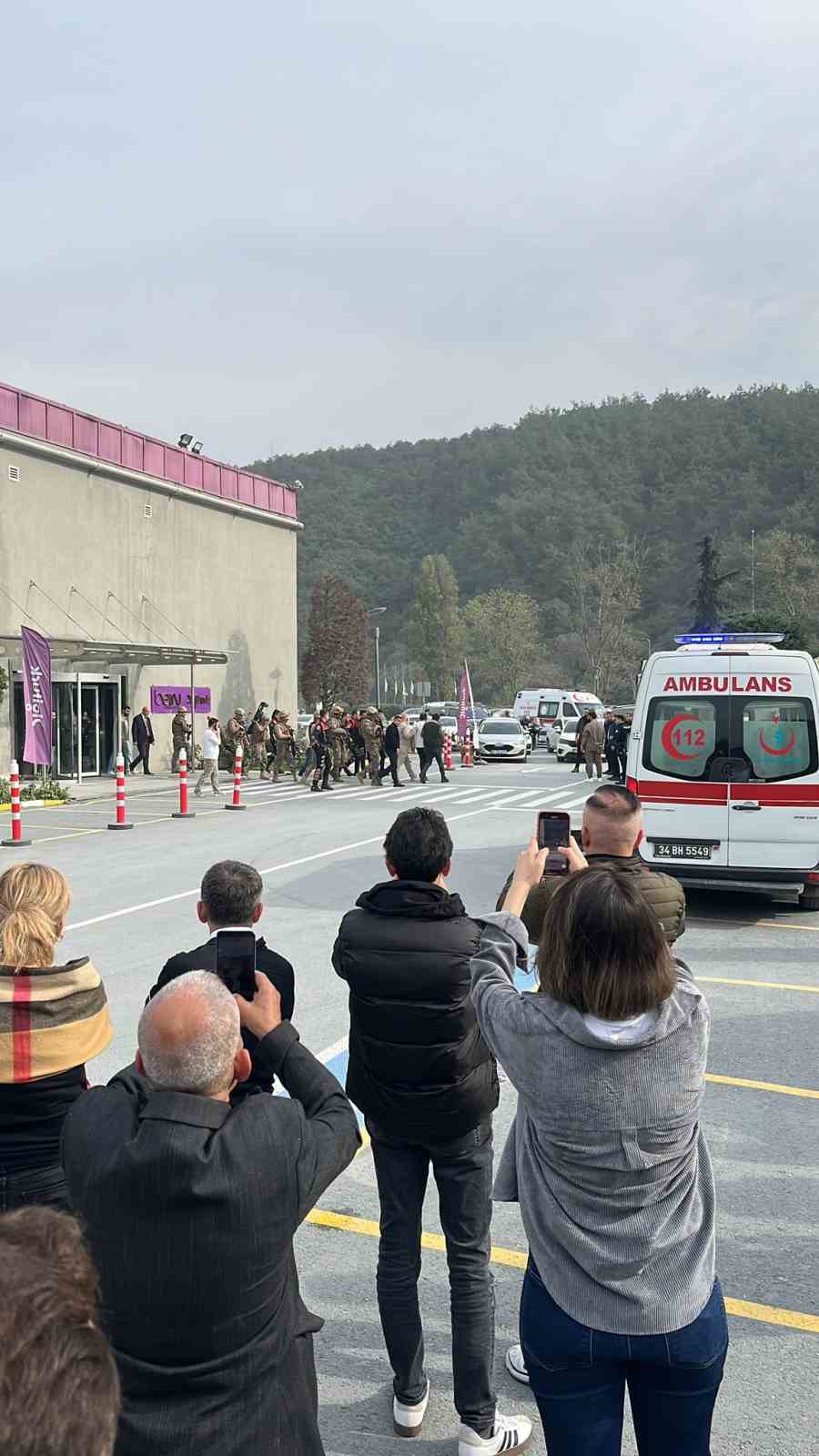 beIN Sports’un Ayazağa’daki televizyon binasını silahlı bir kişi girdi. Müzakereci polislerin şahsı ikna çabalarının sürdüğü öğrenildi.