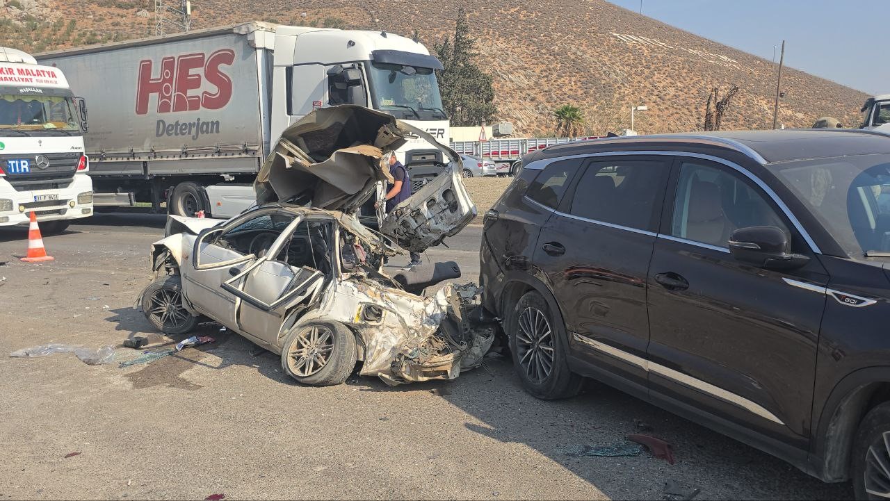 Freni arızalanan kamyon, ışıkta bekleyen 8 araca &ccedil;arptı: 4 yaralı
