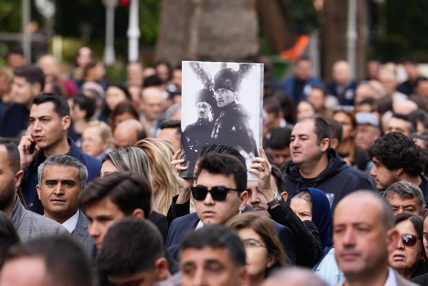 Denizli’de saat 09.05’i gösterdiğinde hayat durdu
