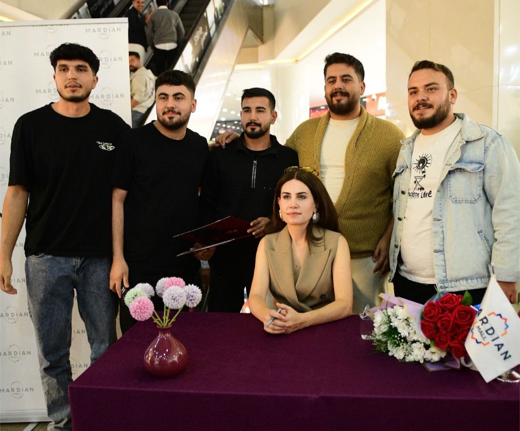 Rewşan, Mardian Mall’da plak imza gününde hayranlarıyla buluştu