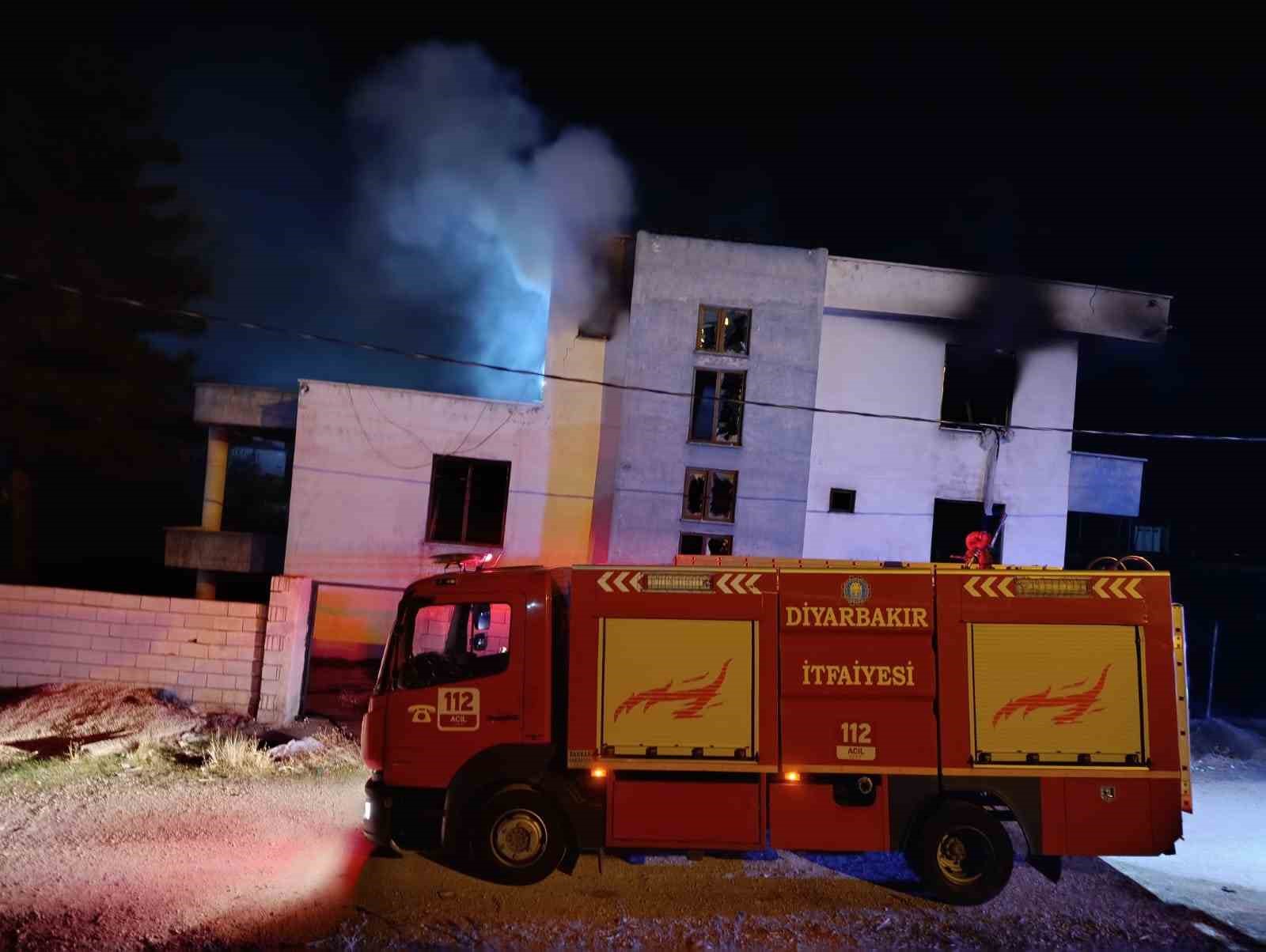 Diyarbakır’da çıkan yangında boş ev kullanılamaz hale geldi