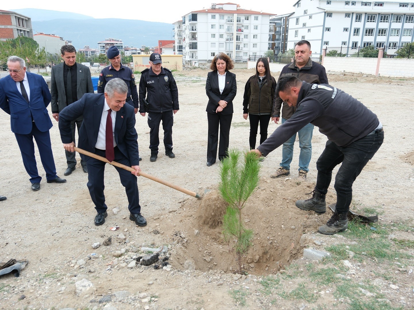 Buharkent’te ’Geleceğe Nefes Olacak’ fidanlar toprakla buluştu
