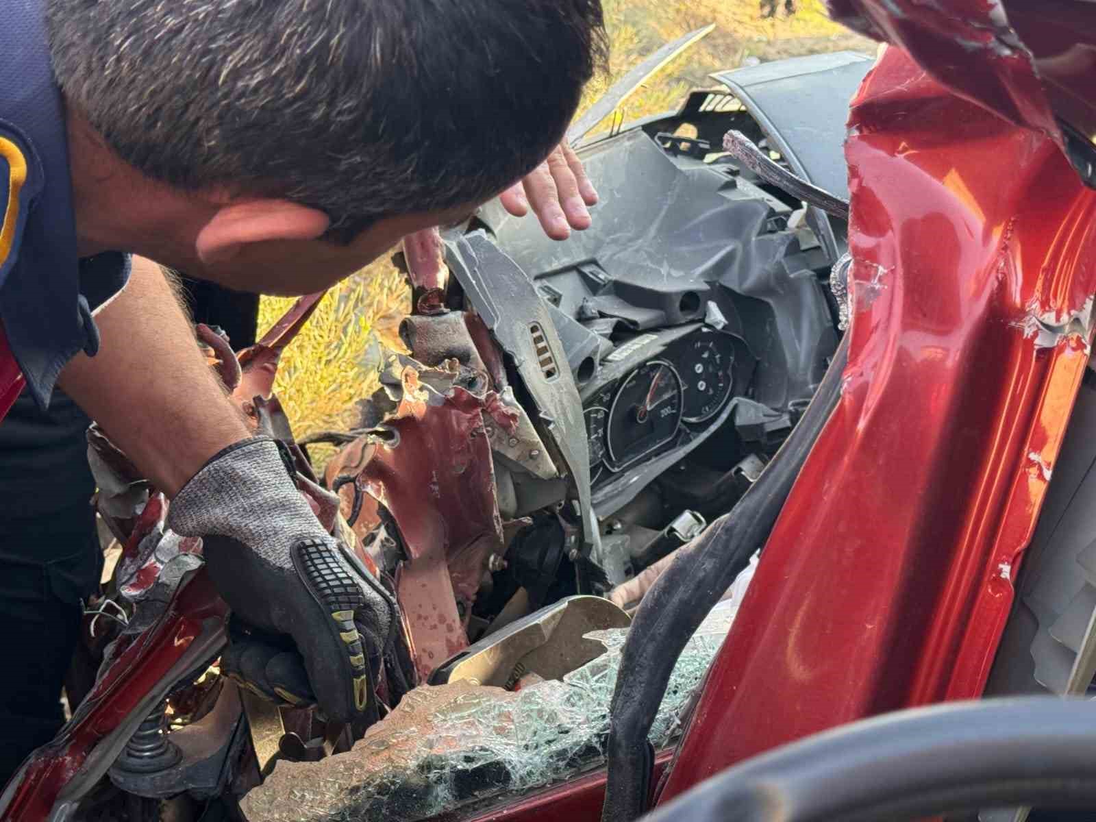 Yük kamyonuyla çarpışan otomobil hurdaya döndü: 1 ölü, 1 yaralı