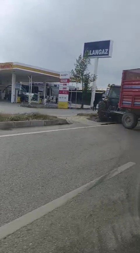 Refüjden yolun karşısına geçmek isteyen traktöre otomobil çarptı