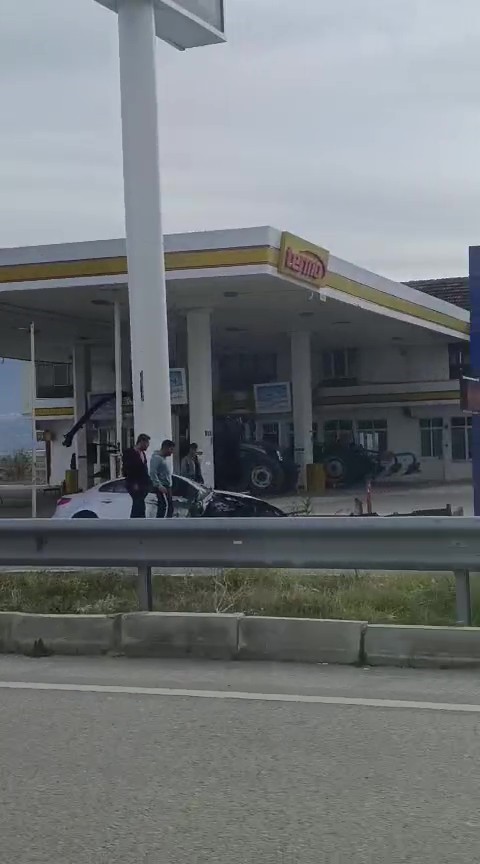 Refüjden yolun karşısına geçmek isteyen traktöre otomobil çarptı