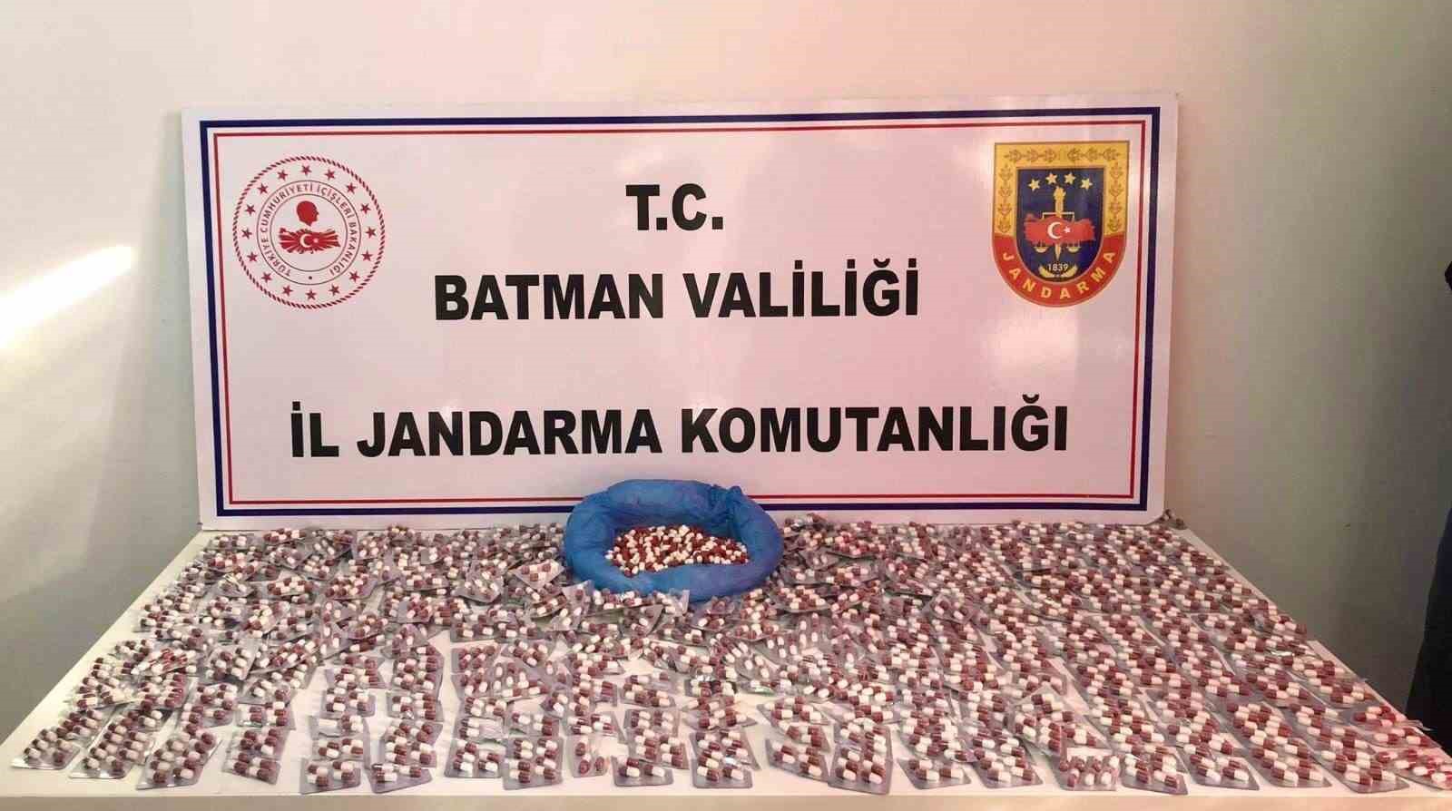 Batman’da oto lastiklerinin içinde yüzlerce uyuşturucu hap ele geçirildi
