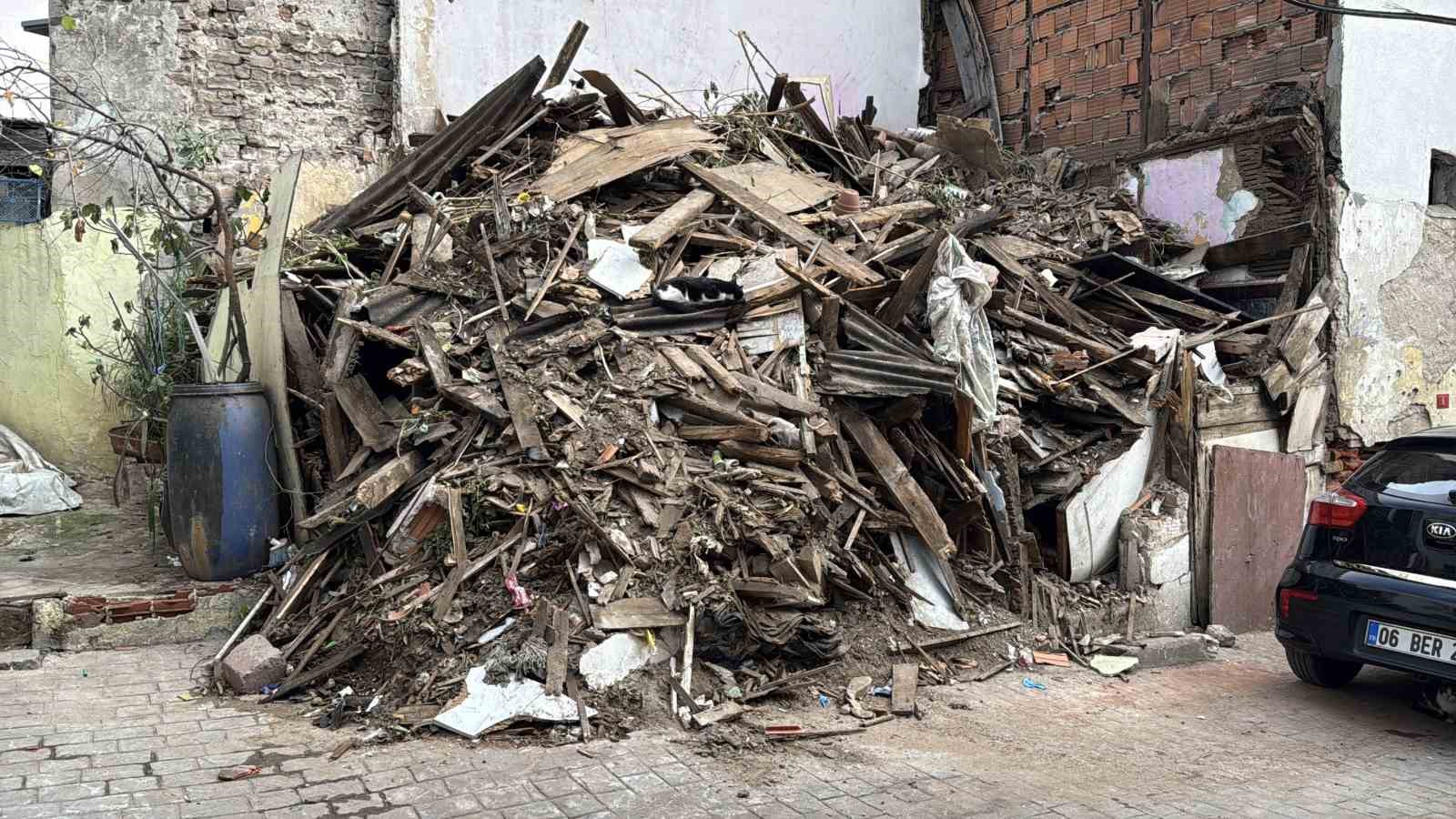 Beyoğlu’nda kısmi çökme yaşanan ahşap bina tamamen yıkıldı