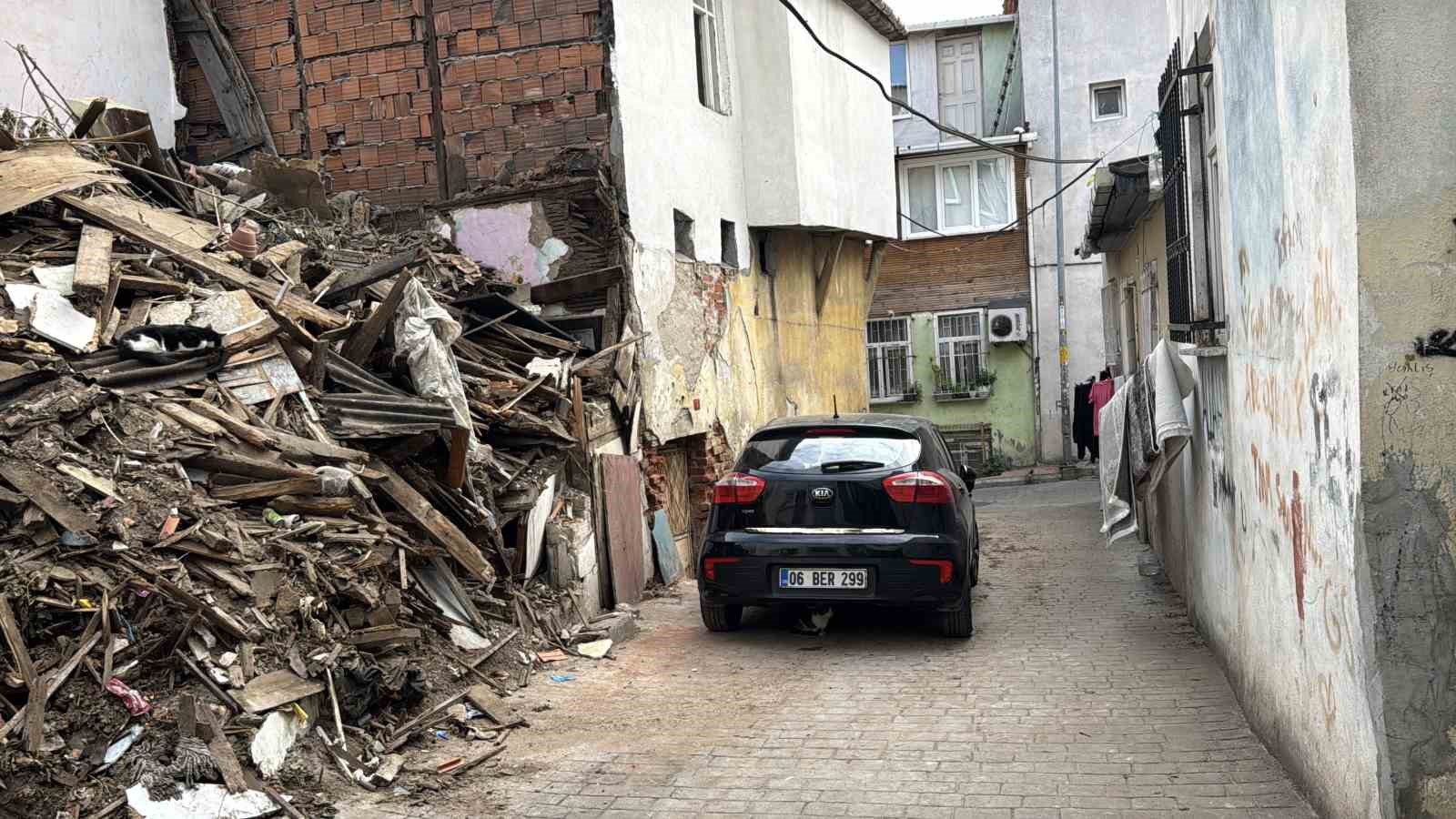 Beyoğlu’nda kısmi çökme yaşanan ahşap bina tamamen yıkıldı