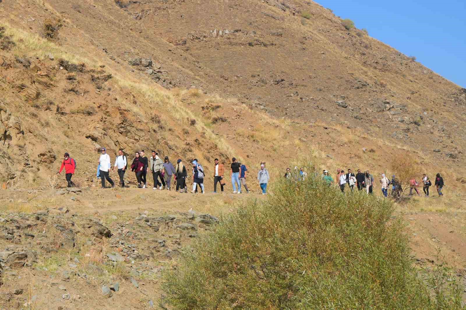 "Adımlarla Keşfet" projesi kapsamında 40 kişi Muş’un ünlü bağlarına yürüdü