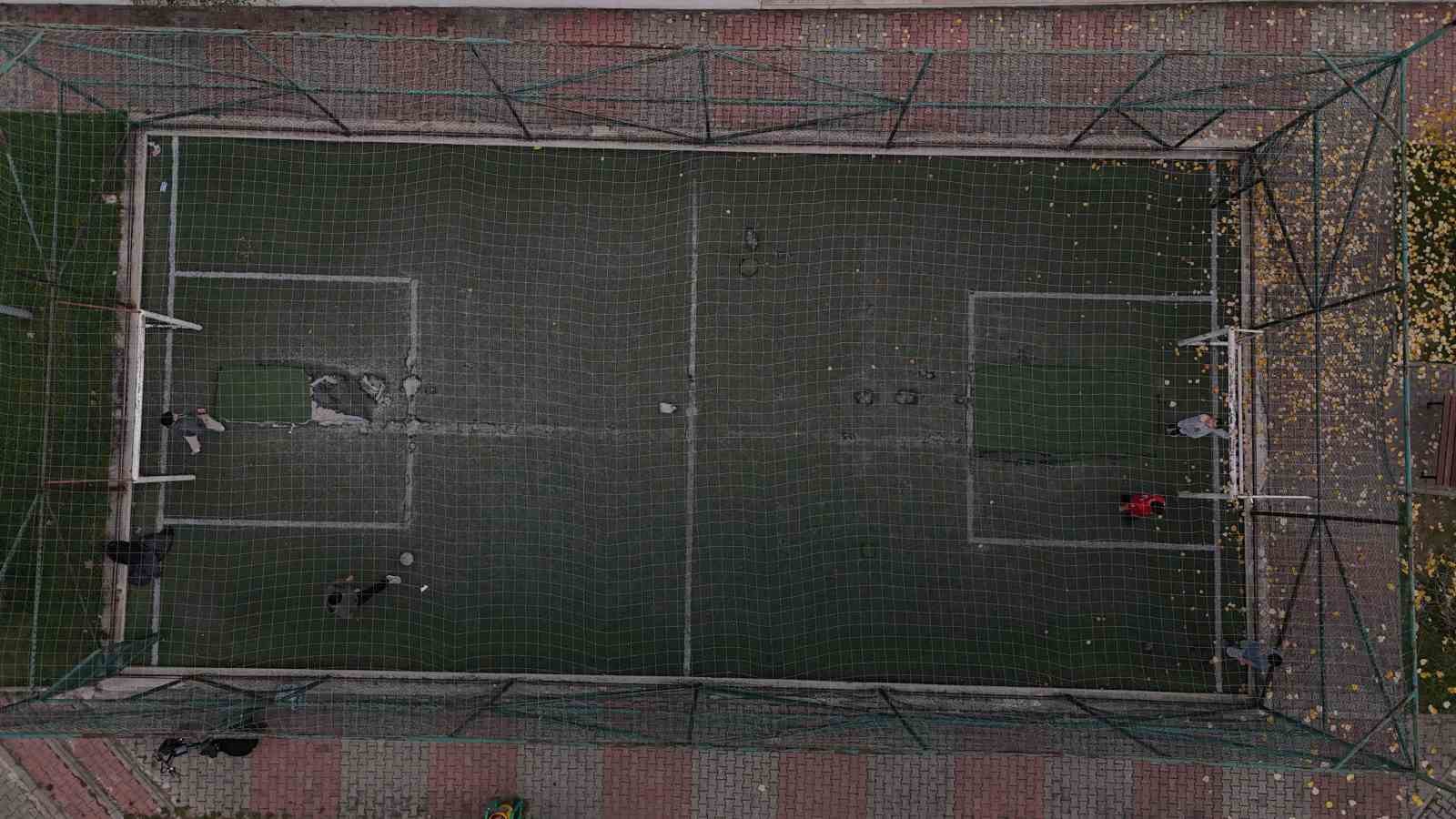 Parktaki halı sahayı, tarlaya çevirdiler