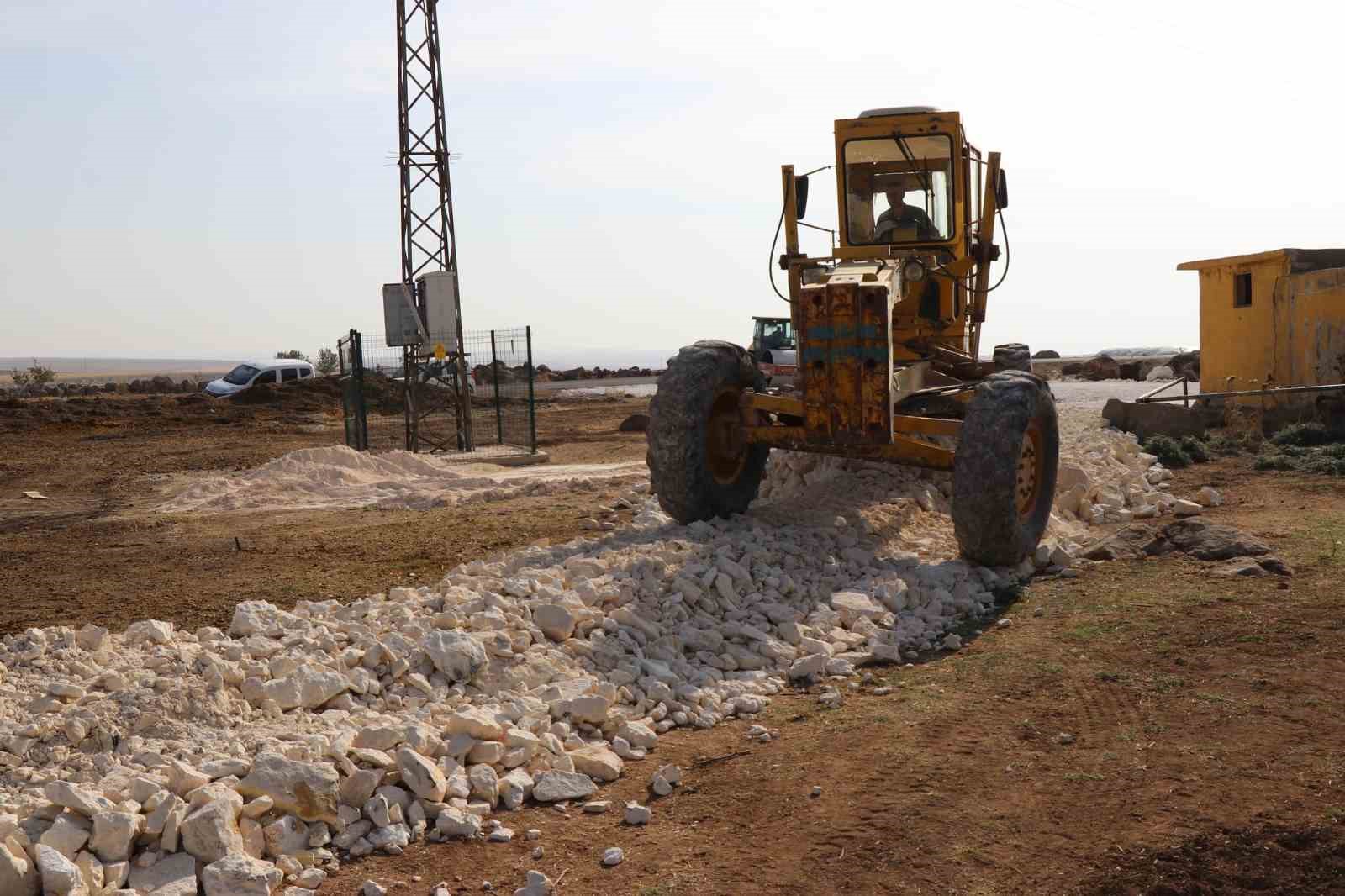 Haliliye Belediyesi&rsquo;nden kırsal mahallelerde yol &ccedil;alışması
