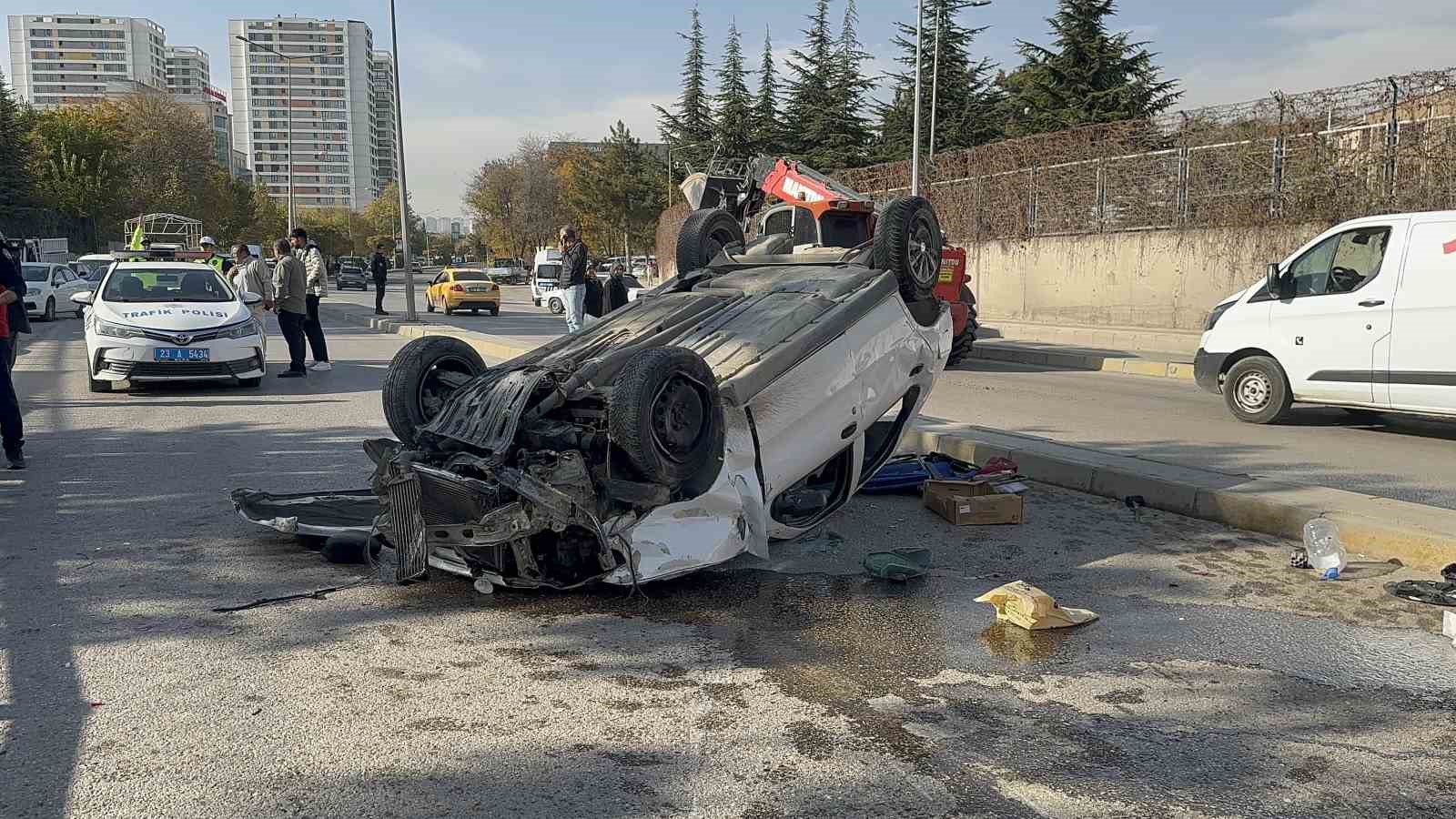 Otomobil karşı şeride ge&ccedil;erek ters d&ouml;nd&uuml;: 2 yaralı
