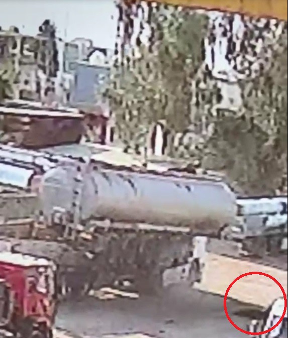 Şırnak’ta tanker değişimi sırasında vinç halatının kopma anı güvenlik kamerasına yansıdı: 2 yaralı