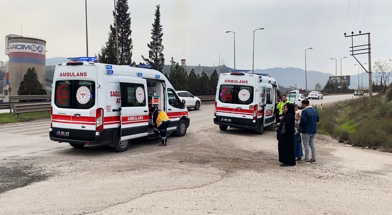 Yolcu minibüsü tır dorsesine çarptı
