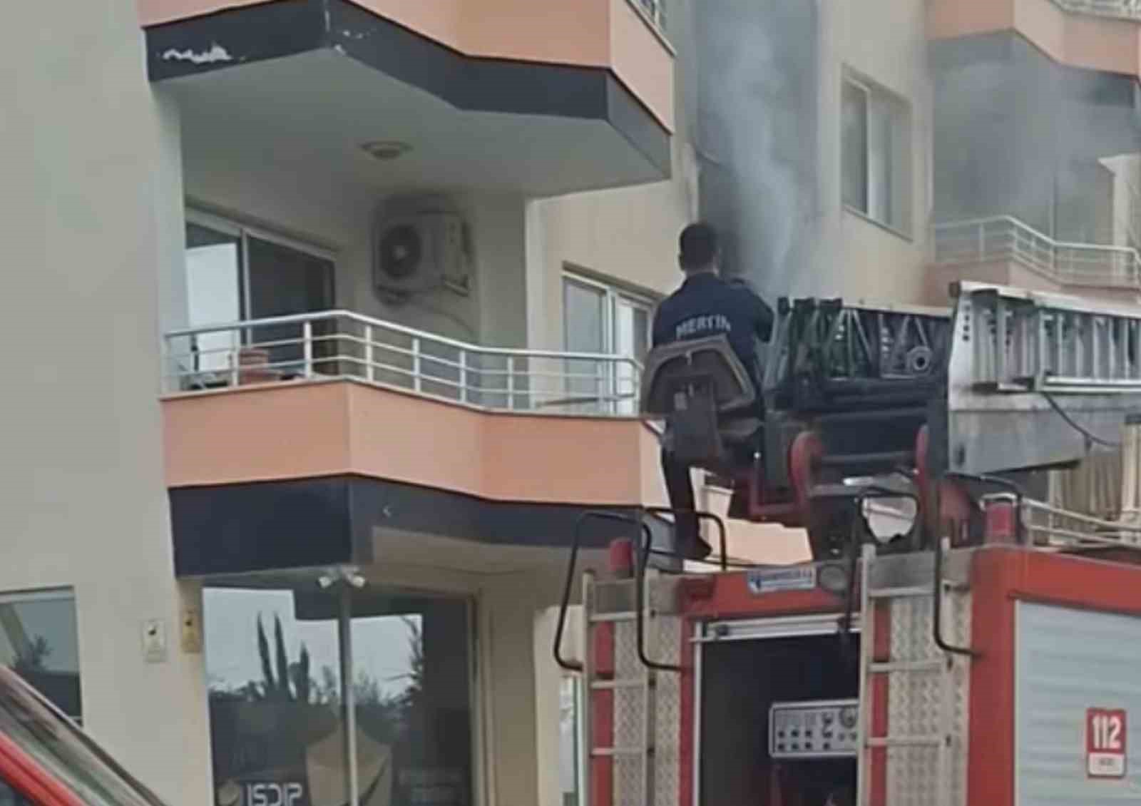 Erdemli’de bina yangını korkuttu