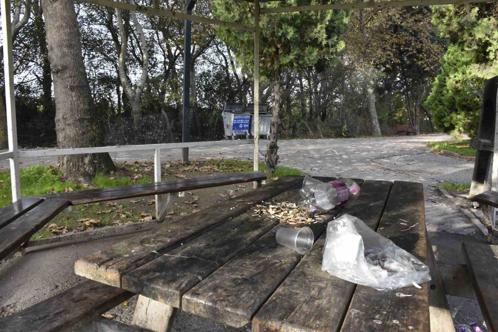 Kamu malına zarar verildi, belediye ekipleri anında m&uuml;dahale etti
