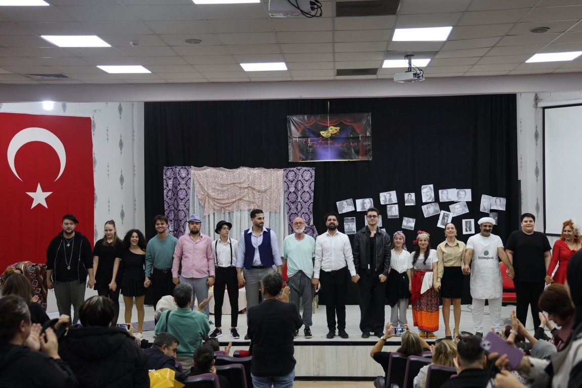 Kartepe&rsquo;de hem b&uuml;y&uuml;klere hem k&uuml;&ccedil;&uuml;klere tiyatro ziyafeti
