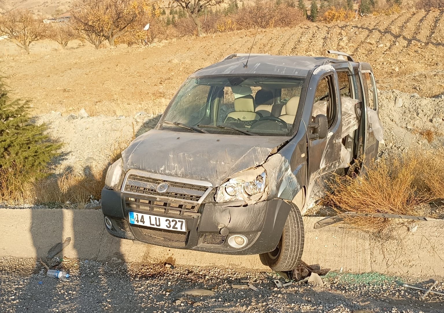 Kontrolden çıkan hafif ticari araç su tahliye kanalına çarptı: 1 yaralı