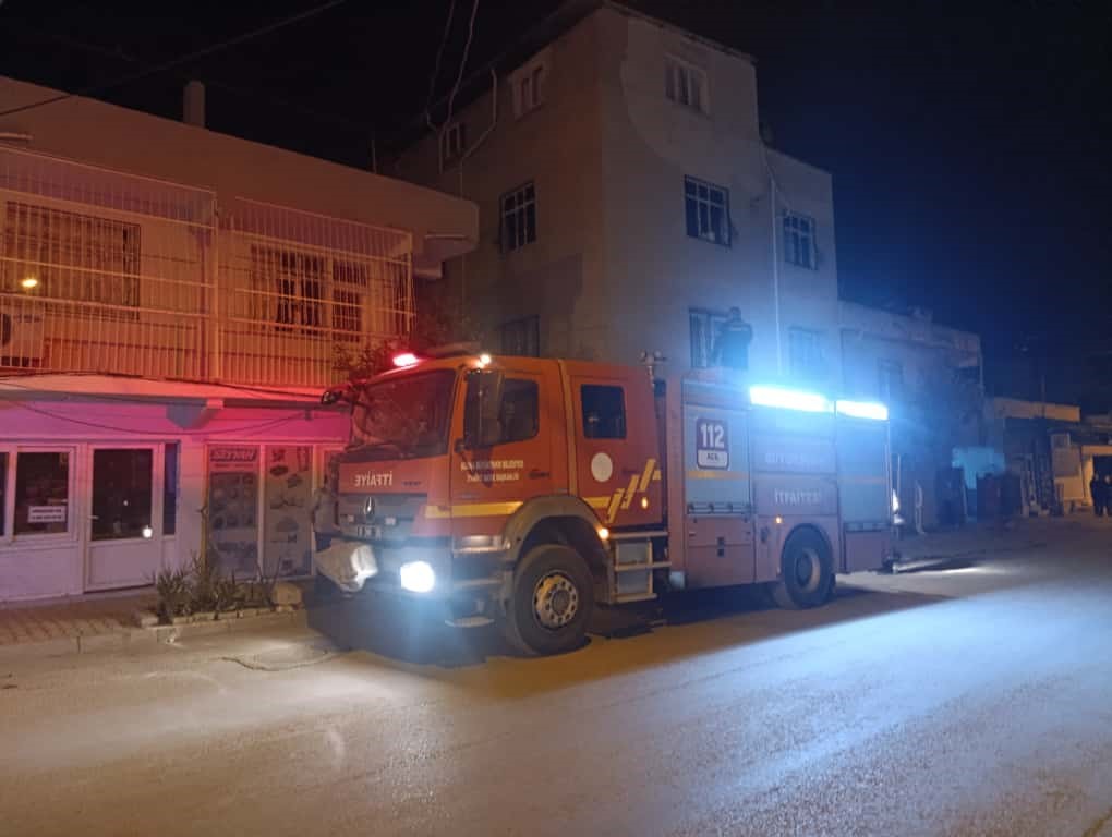 Kozan&rsquo;da ikamet yangını: 4 kişi dumandan etkilendi
