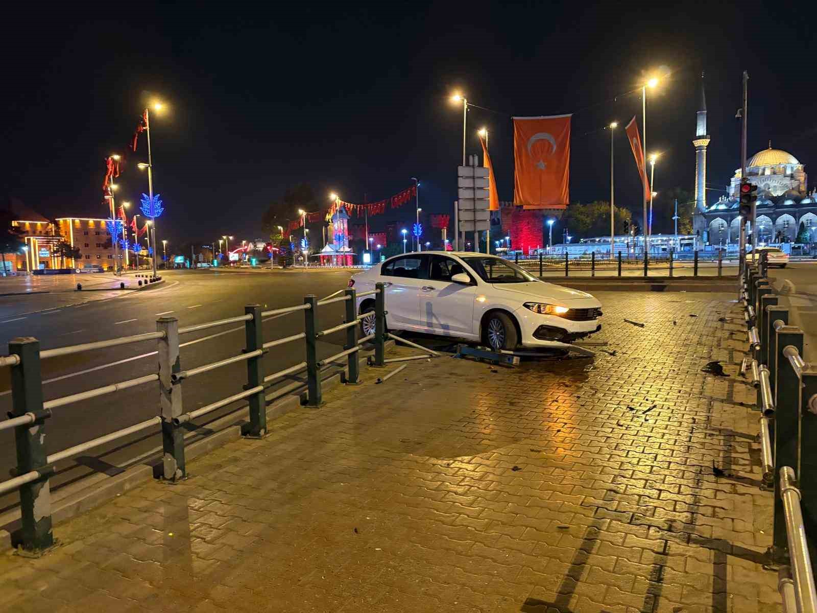 Seyir halindeyken uyuyan otomobil sürücüsü bariyerlere girdi