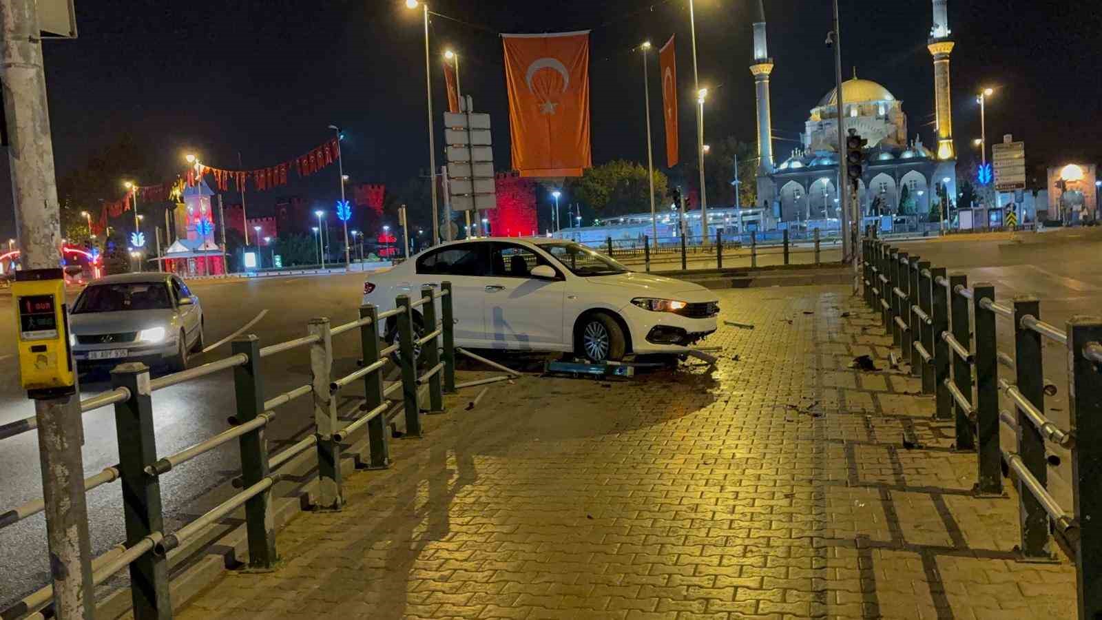 Seyir halindeyken uyuyan otomobil s&uuml;r&uuml;c&uuml;s&uuml; bariyerlere girdi
