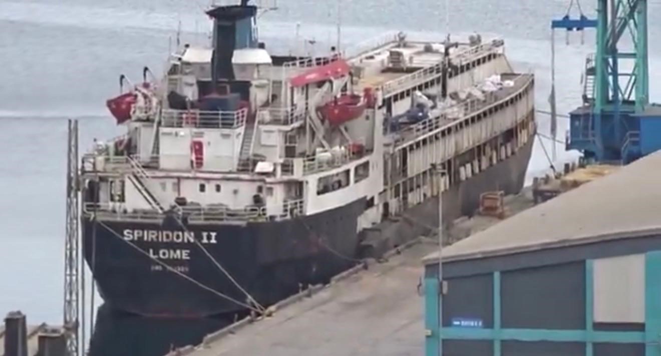 Susuzluktan boru yalayan inekler