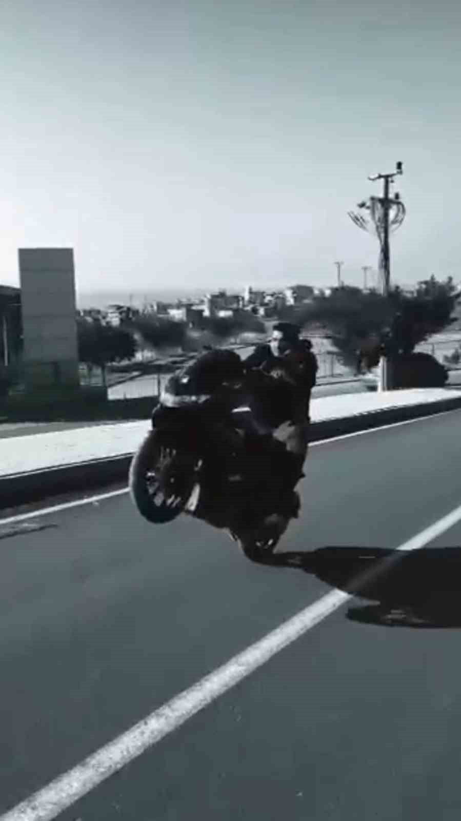 Motosikletle yaptığı şovlar hem ceza yedirdi, hem ehliyetinden etti
