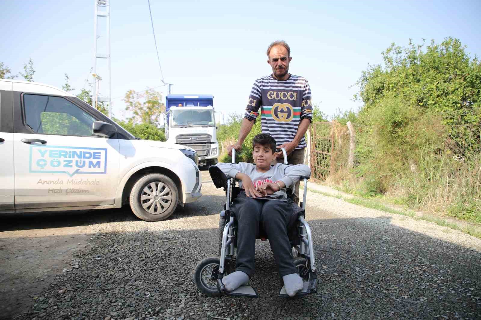 Tekerlekli sandalyesiyle rahat gezebilmesi için sokak asfaltlandı