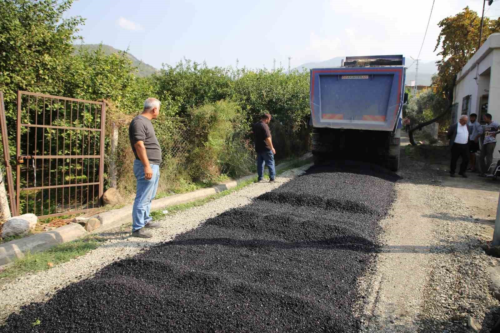 Tekerlekli sandalyesiyle rahat gezebilmesi i&ccedil;in sokak asfaltlandı
