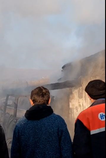 Ardahan’da korkutan yangın: 2 traktör ve ekipmanlar kül oldu