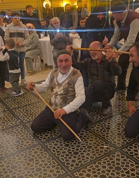 70’lik delikanlı gırtlak kanserini doktorun tavsiyesiyle yendi, yöresel oyunu ile düğün pistine damga vurdu
