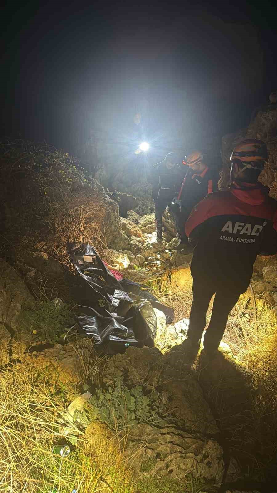 30 metrelik falezlerden kayalık alana d&uuml;şen gen&ccedil; yaşamını yitirdi
