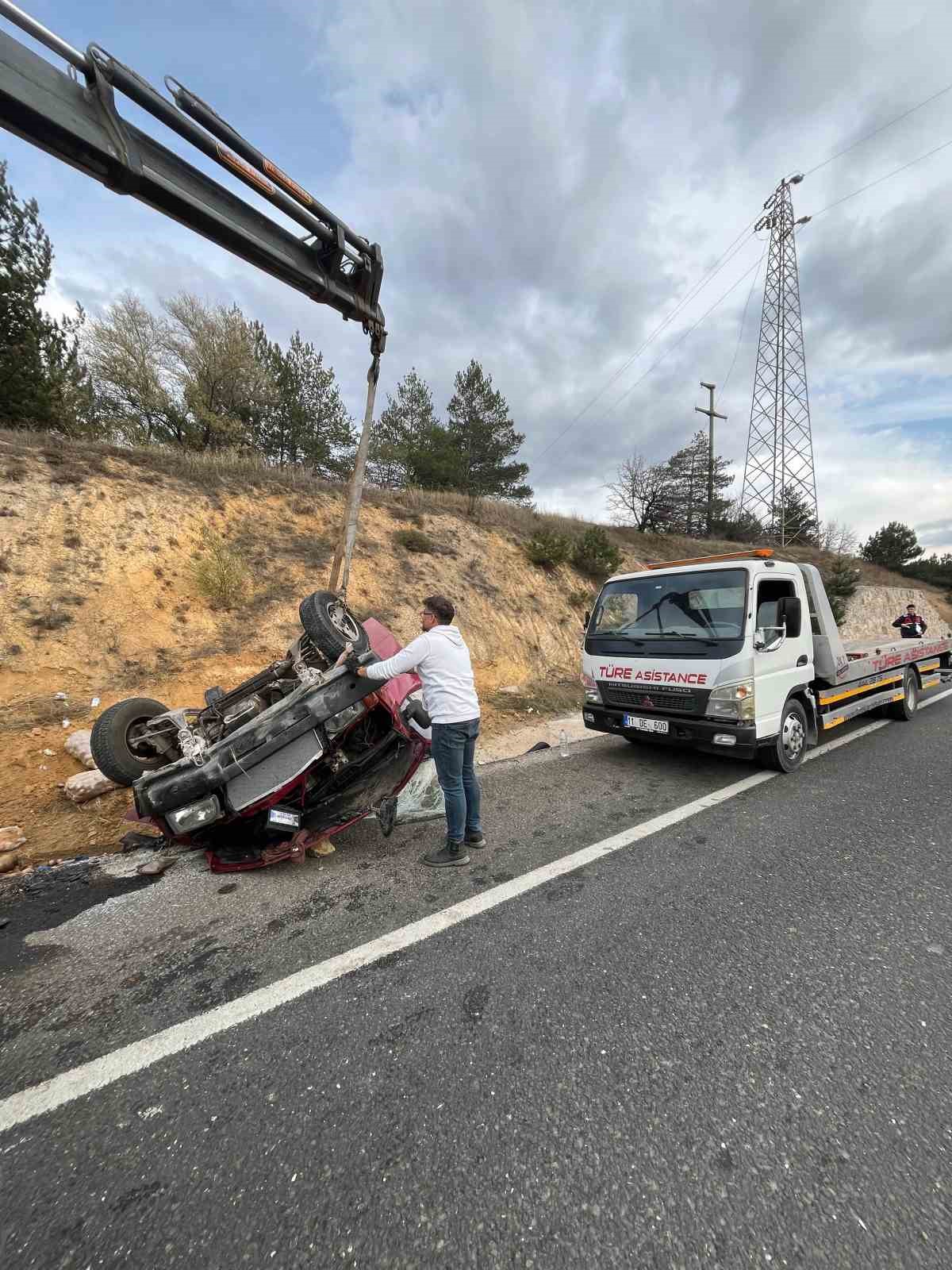 Boz&uuml;y&uuml;k&rsquo;te kontrolden &ccedil;ıkan kamyonet ters d&ouml;nd&uuml;; 2 kişi yaralandı
