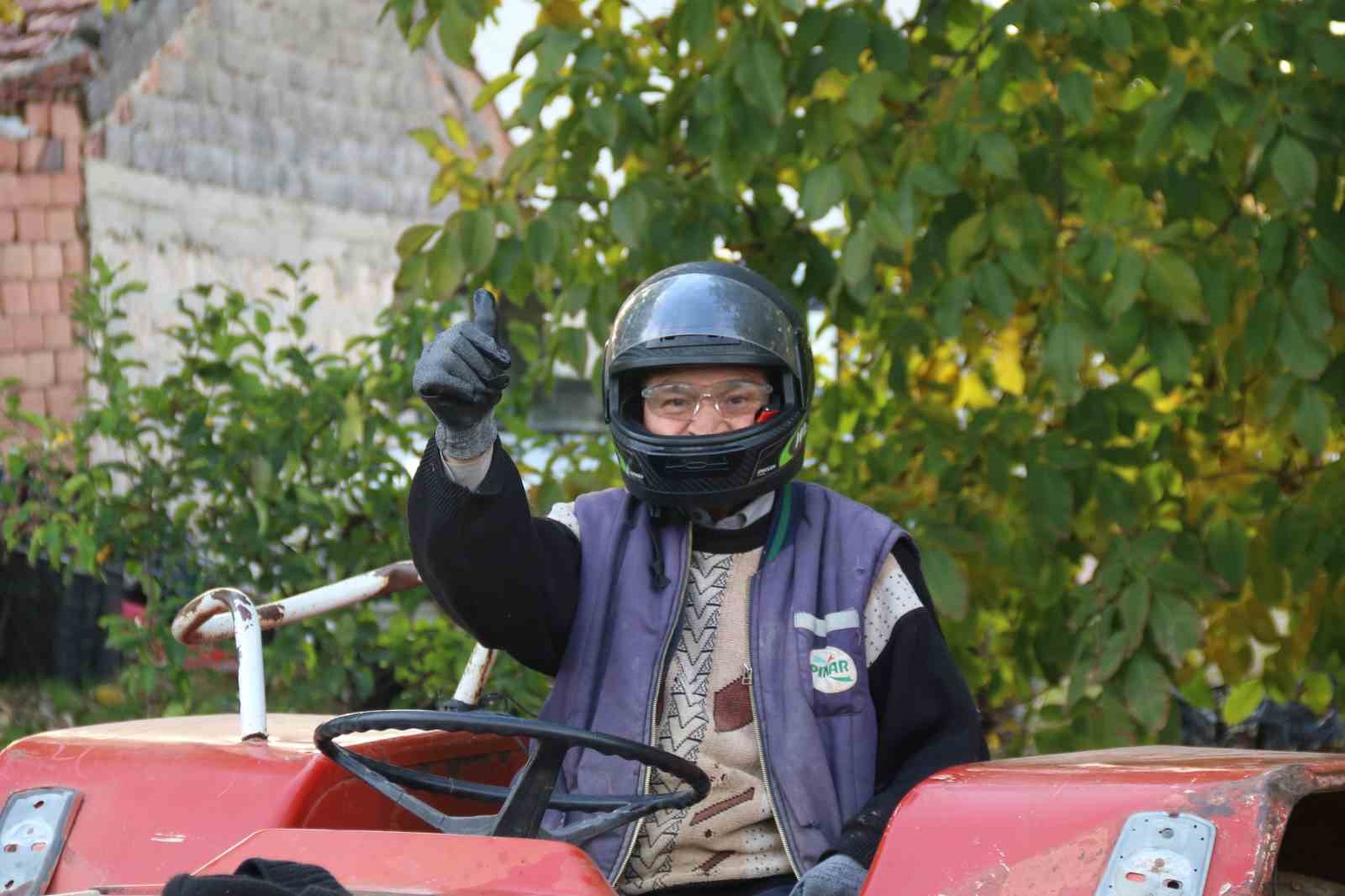 Mehmet Amca yeni yönetmeliğe göre hazırlanıp tarlasını sürdü
