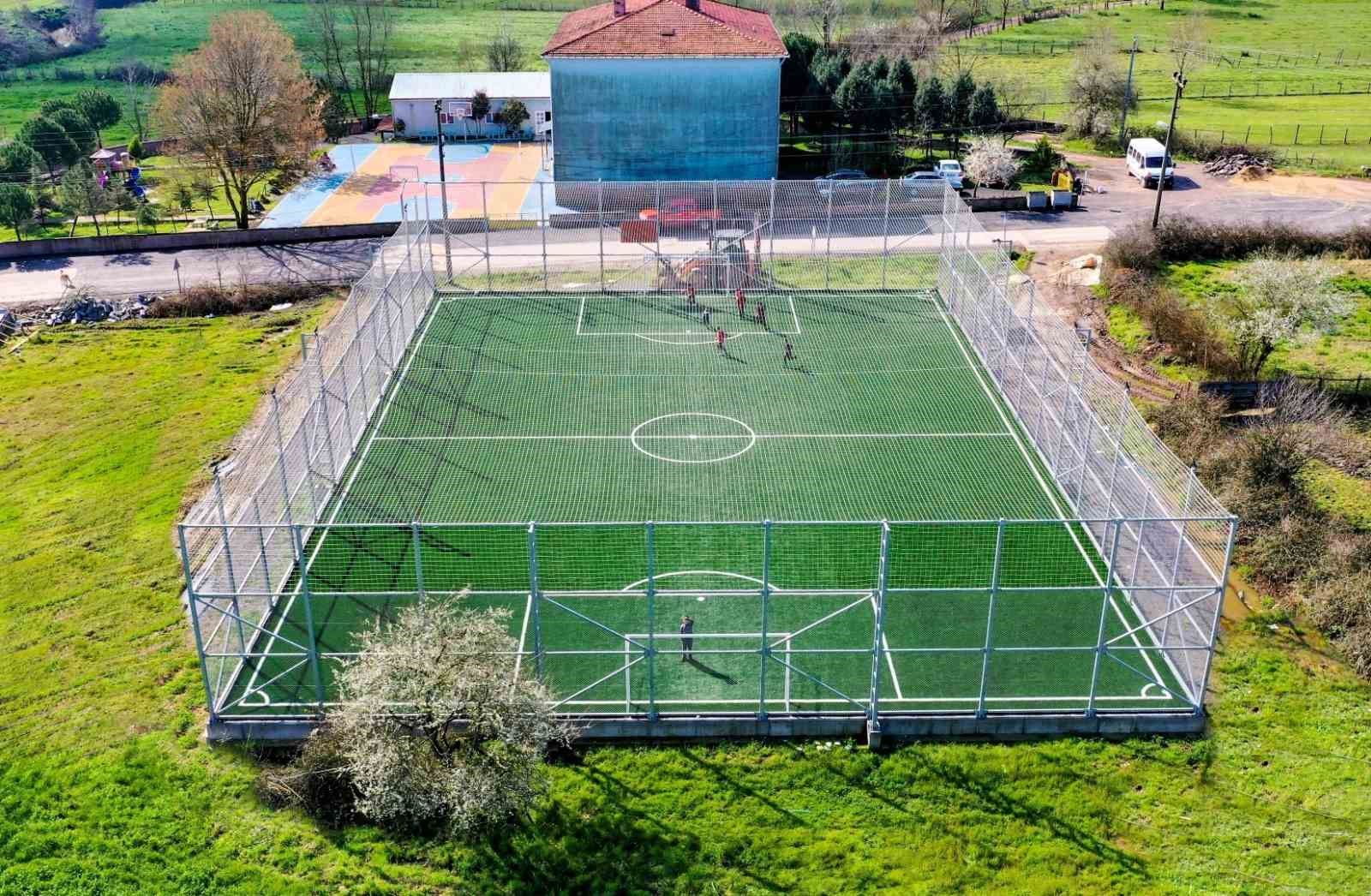 6 ilçedeki kırsala 12 futbol sahası
