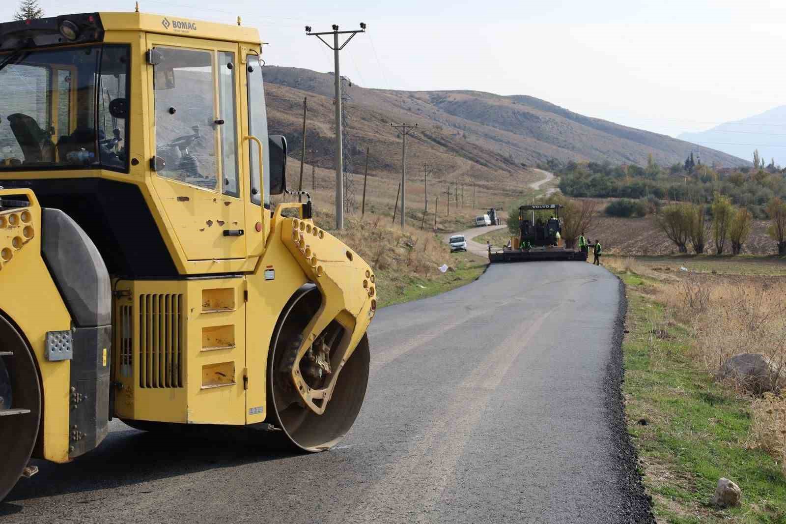 Dinar&rsquo;ın k&ouml;ylerinde sıcak asfalt &ccedil;alışmaları başladı
