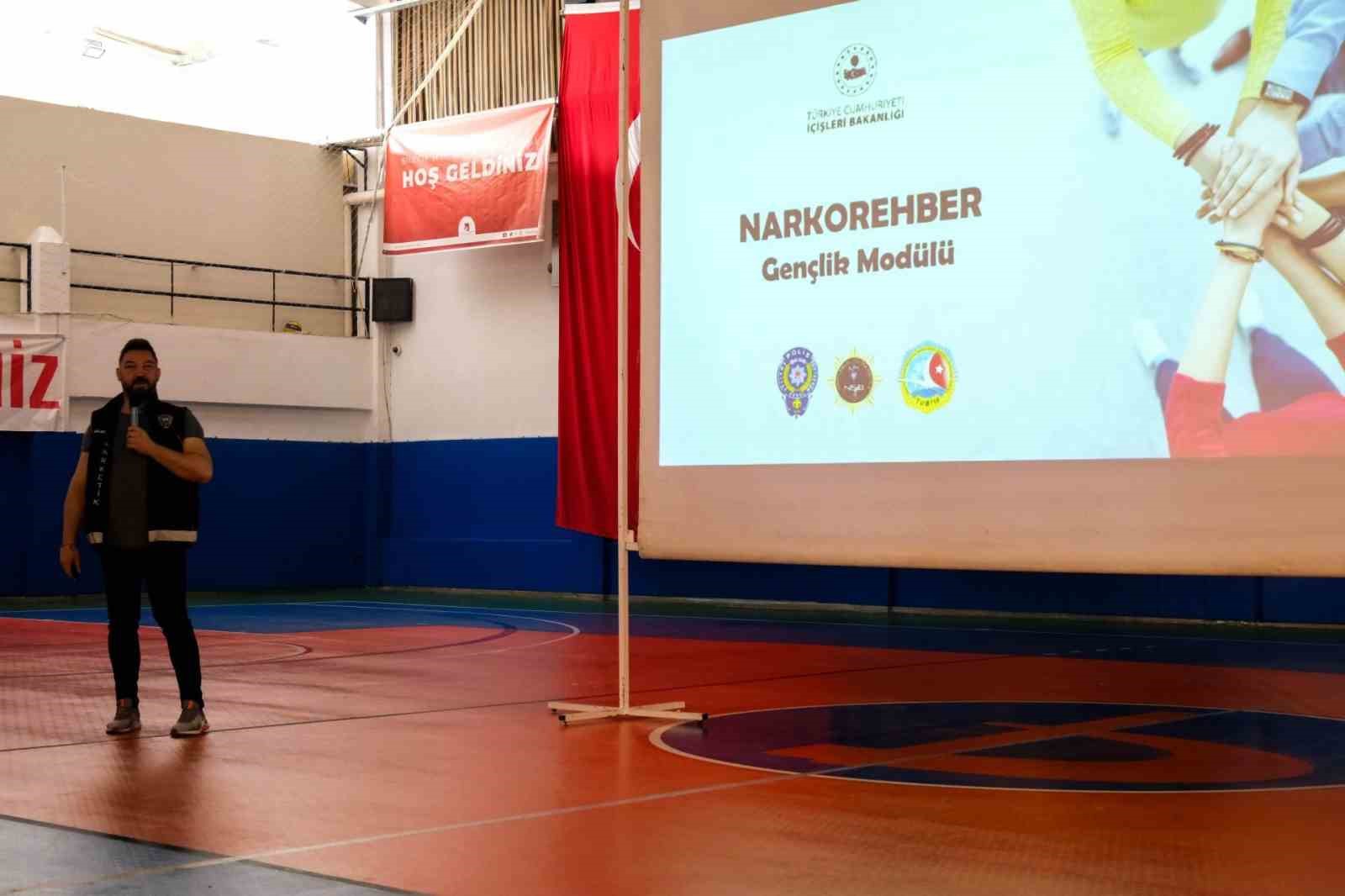 BŞE&Uuml;&rsquo;de "En İyi Narkotik Polisi Anne" projesi eğitimi d&uuml;zenlendi
