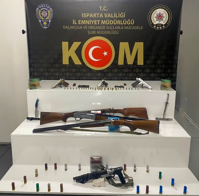 Isparta’da yasa dışı silah ve mühimmat ele geçirdi