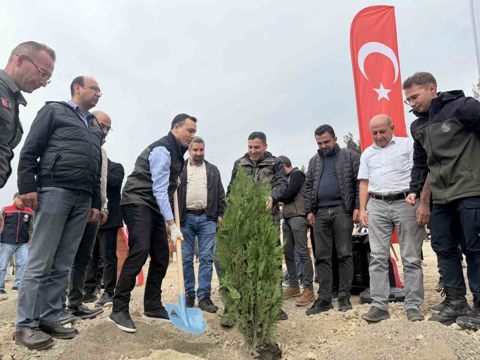 amlyaylada gelecee nefes olacak fidanlar toprakla bulutu

