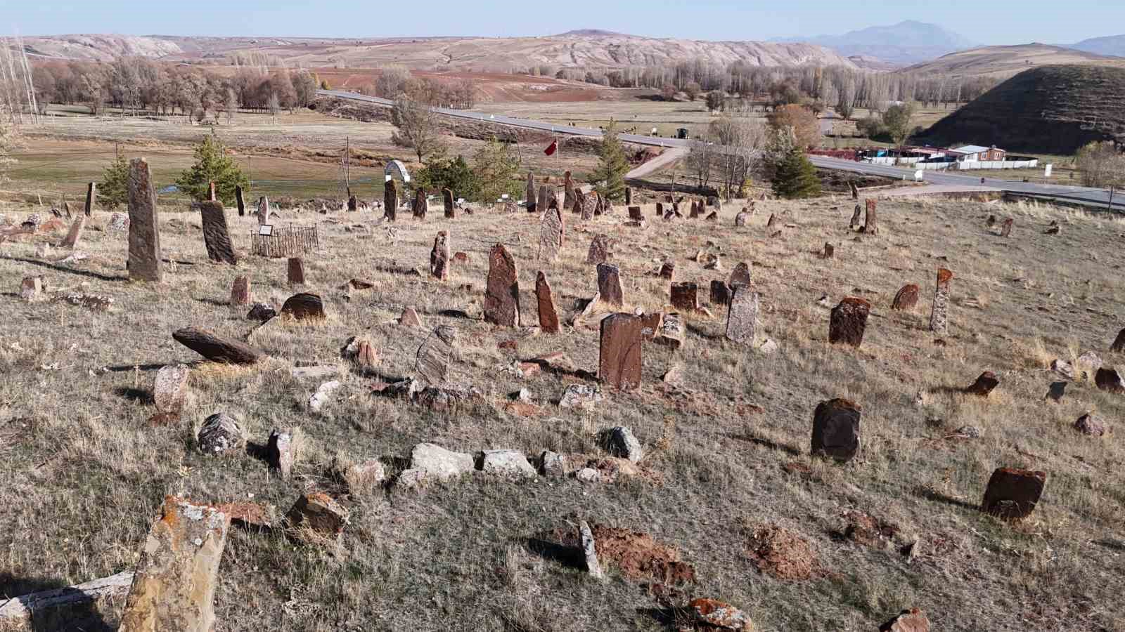 Görüntüsü ile ‘Orhun Kitabelerini’ andırıyor, gerçeği öğrenenler ise hayrete düşüyor