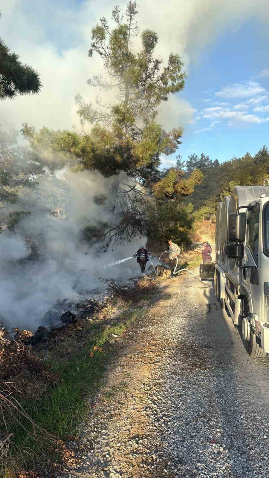 Orman yangınında alevlere sütle müdahale etti
