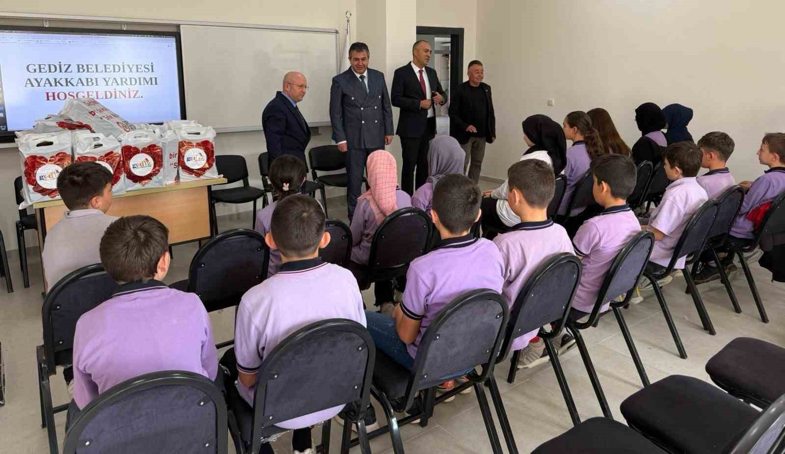 İhtiyaç sahibi öğrencilere kışlık bot dağıtımı