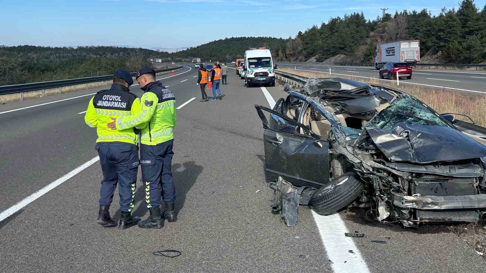 TEM’de otomobil kamyona çarptı: 3 yaralı
