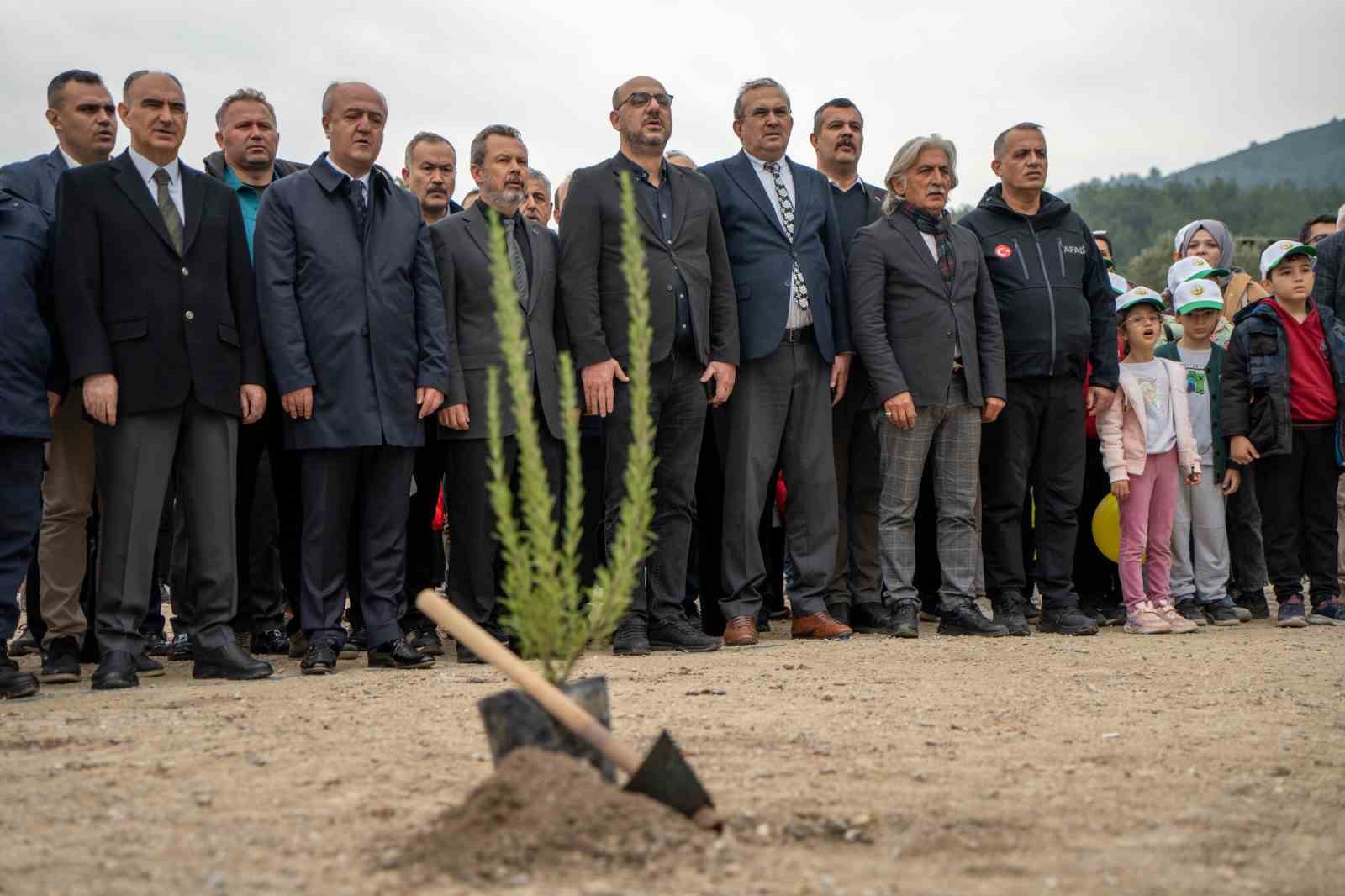 Yangında k&uuml;le d&ouml;nen ormanları minik eller yeşertecek
