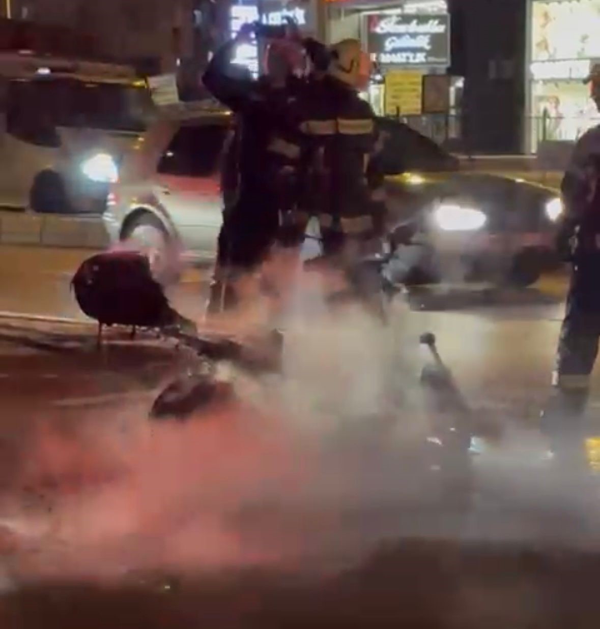 Çalışmayan motorunu yakıp, karşısına geçip izledi