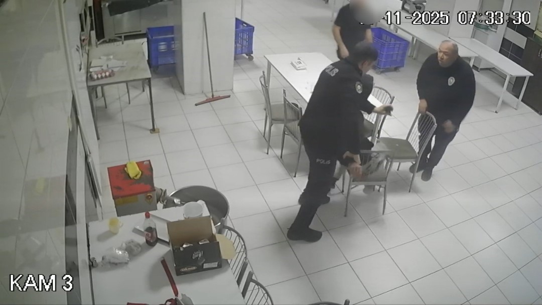 Araçla çarptığı kişiyi demir çubukla öldüren katil zanlısının yakalandığı anlar güvenlik kamerasında