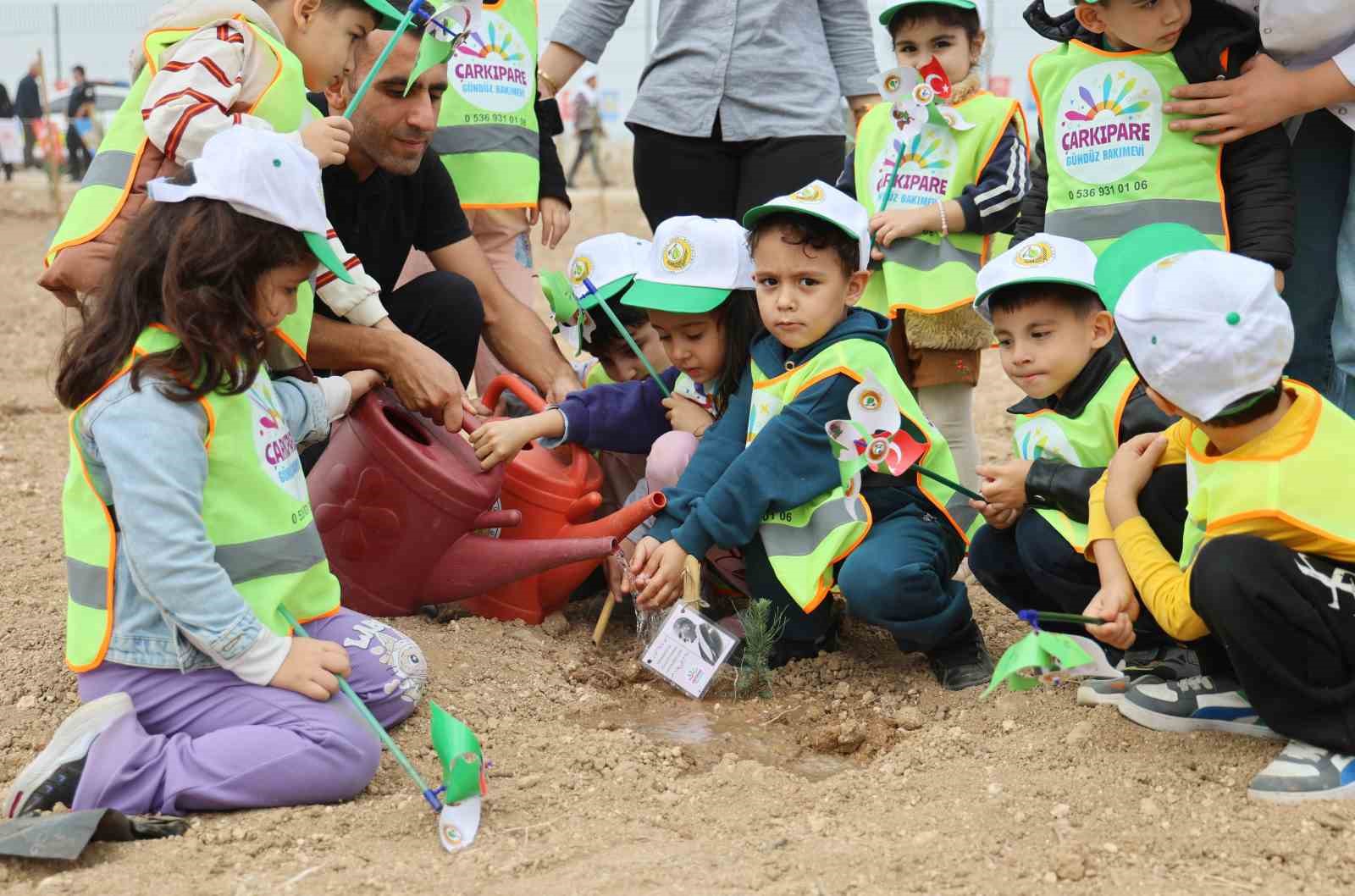 Adana&rsquo;da 840 bin fidan toprakla buluştu
